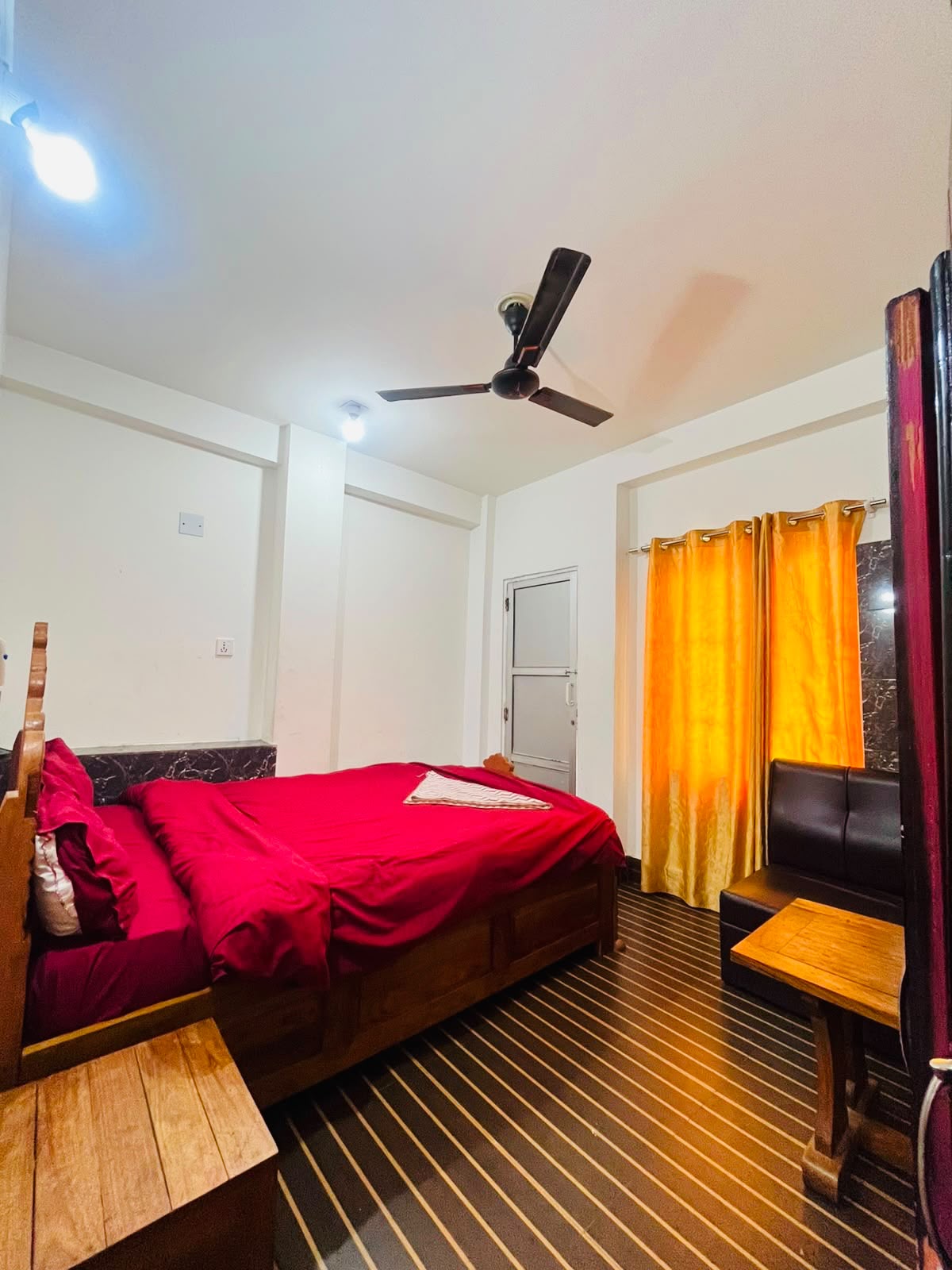 Single king size bed with bathroom 